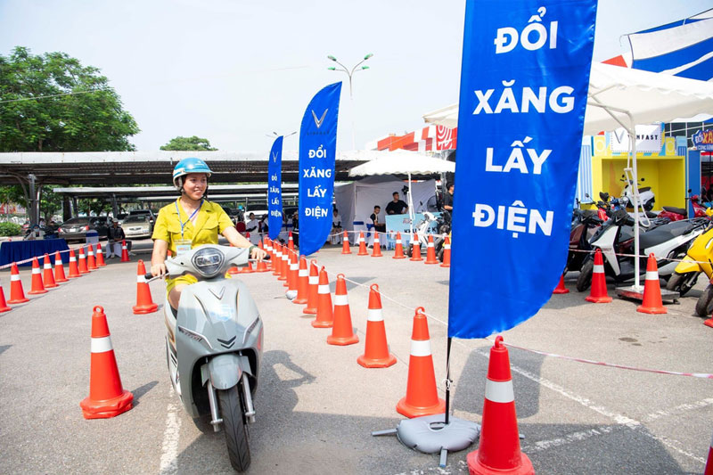 Doi-xe-may-xang-sang-xe-dien-o-dau-ha-noi-powersteam