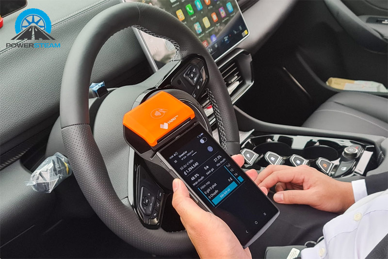 thanh-toan-cam-tay-taxi-dien-vinfast-powersteam