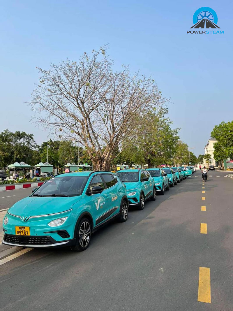 xe-taxi-xanh-tren-duong-tai-tphcm-powersteam