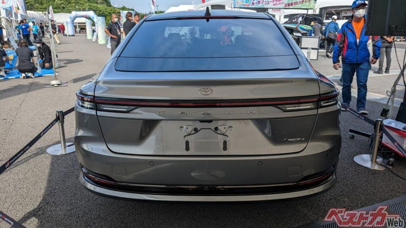 phan-duoi-xe-toyota-crown-sedan-2024-powersteam