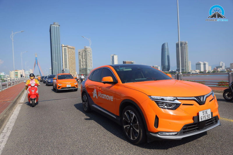 vinfast-vf8-cua-ahamove-powersteam