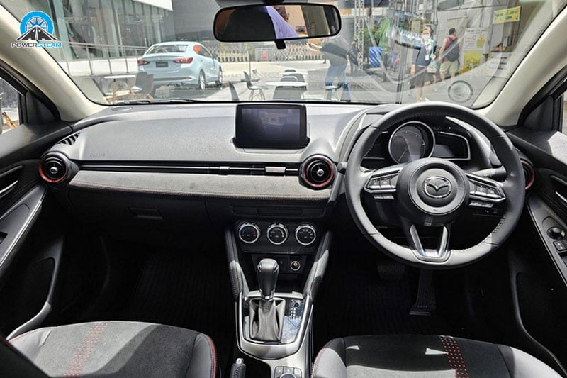 khoang-dieu-khien-mazda2-2023-powersteam