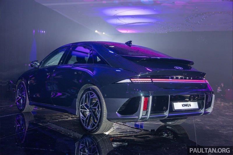 duoi-xe-ban-max-awd-sedan-hyundai-ioniq-6-powersteam