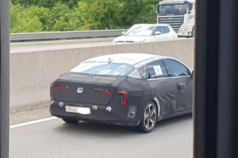 duoi-xe-kia-k3-2024-bat-gap-khi-dang-chay-thu-powersteam