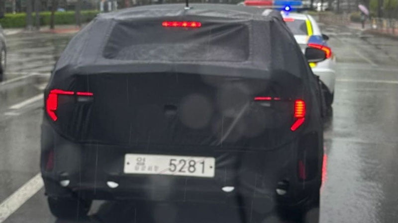 phan-duoi-xe-kia-k3-2024-bat-gap-khi-dang-chay-thu-powersteam