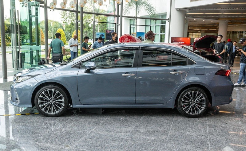 than-xe-toyota-corolla-altis-2023-ra-mat-malaysia-powersteam