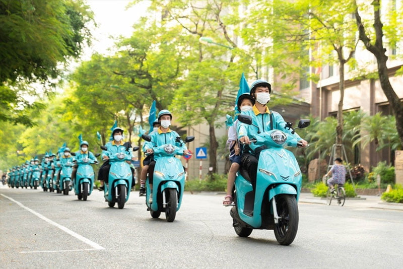 dua-don-hoc-sinh-bang-xe-om-vinfast-powersteam